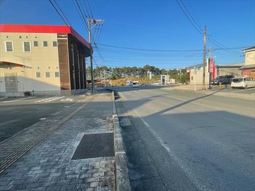 東側前面道路　撮影日：2025年12月