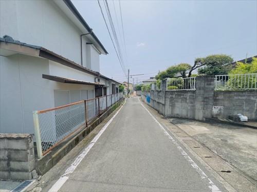 北西側前面道路（北東側から撮影）
