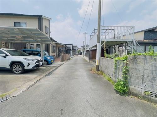 南東側前面道路（南東側から撮影）