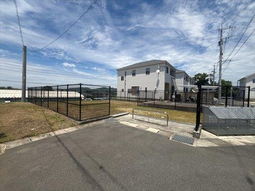 東側近隣公園まで10ｍ　R7年6月撮影