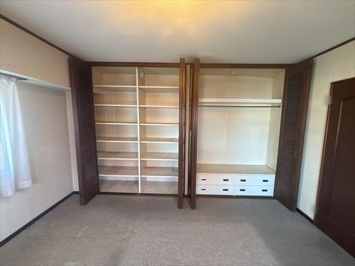 北東側洋室　収納