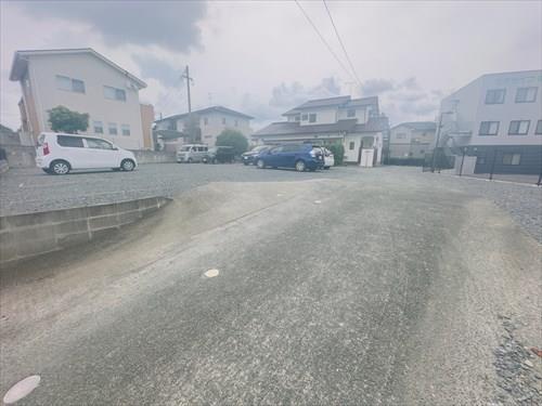 現地（前面道路からの進入路）