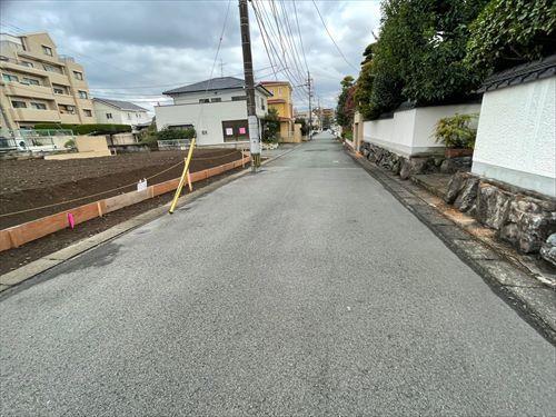 西側前面道路