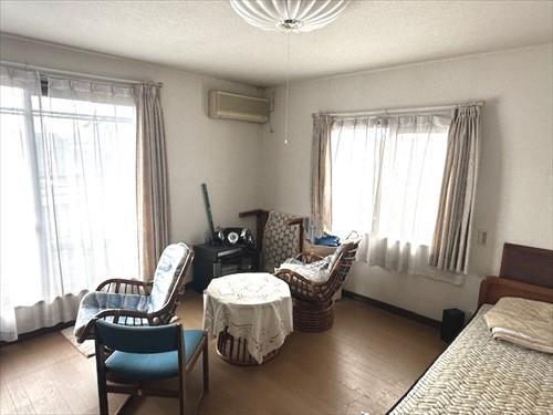 ２階　南西側洋室