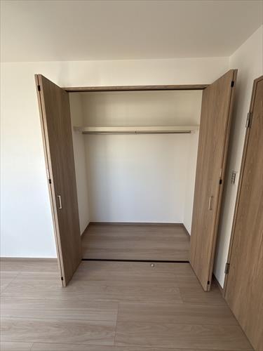 南東側洋室　収納