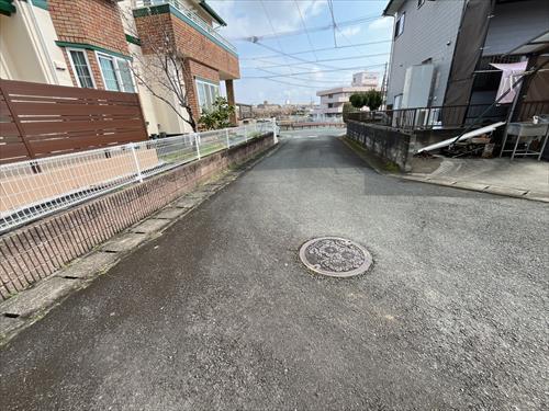 南東側前面道路　撮影日：2026年3月