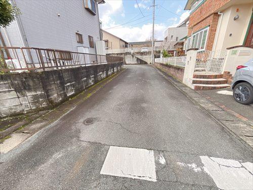 南東側前面道路　撮影日：2026年3月