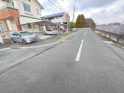 北東側前面道路　撮影日：2026年3月