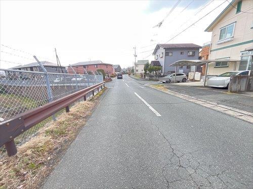 北東側前面道路　撮影日：2026年3月