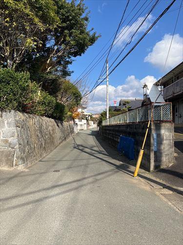 西側前面道路 1（2026年2月撮影）