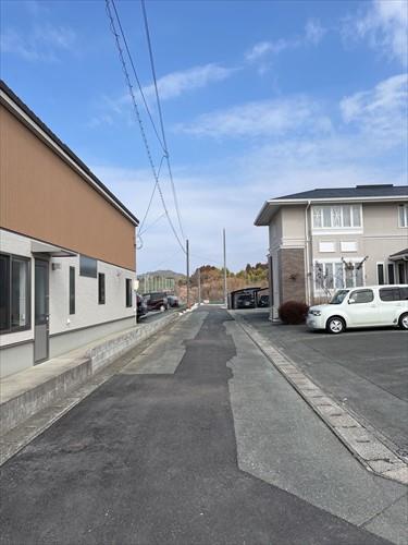 西側前面道路 1