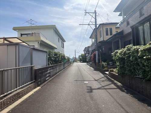 北西側道路①　撮影年月：2026年4月