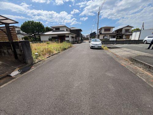 北側前面道路　撮影日：2026年8月
