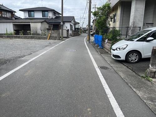 前面道路(南側から撮影) 前面道路(南側から撮影)