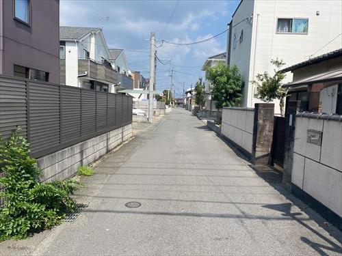 北側前面道路（西側から撮影）