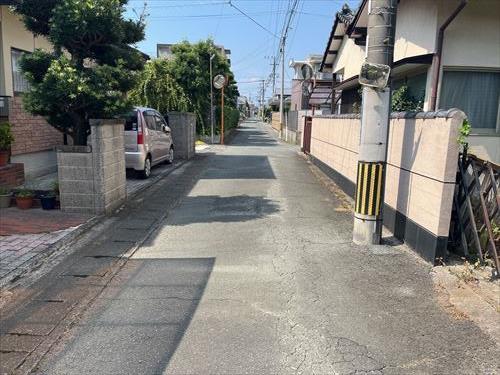 西側前面道路（南側から撮影）