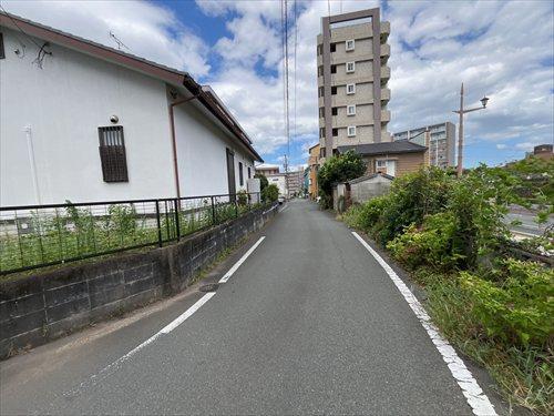 北側前面道路　撮影日：2026年8月