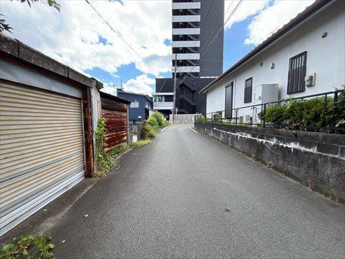 北側前面道路　撮影日：2026年8月