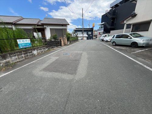 南東側前面道路　撮影日：2026年8月