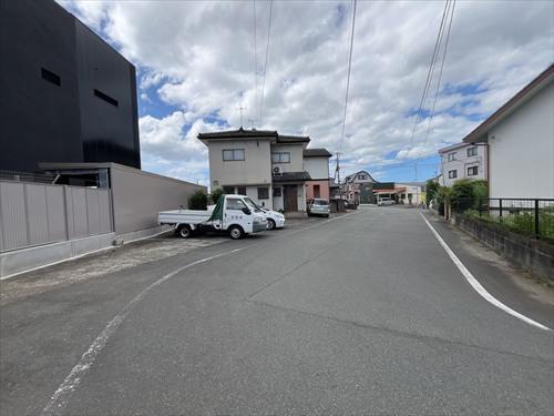 南東側前面道路　撮影日：2026年8月