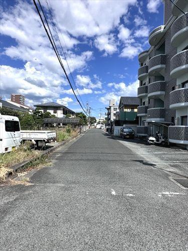 北側道路（西→東）