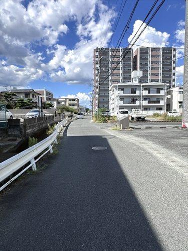 西側道路（南→北）