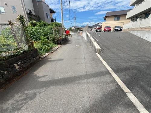 前面道路（東から撮影）