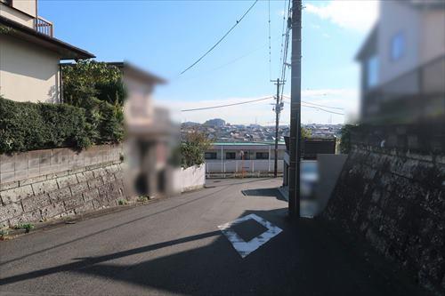 西側前面道路（2025年11月撮影）