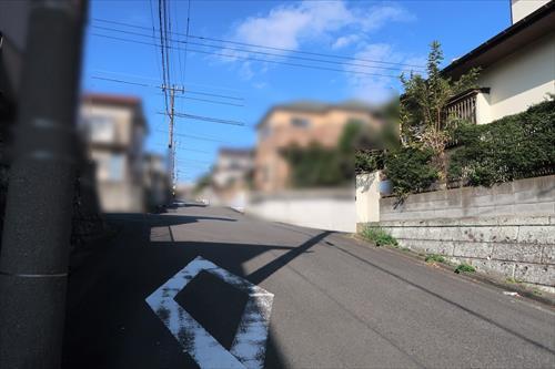 西側前面道路（2025年11月撮影）