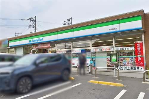 ファミリーマート栄飯島町店まで660m