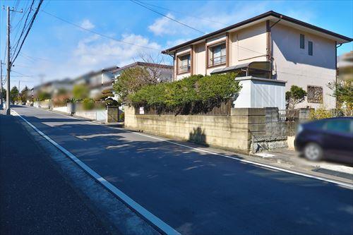 前面道路含む現地（物件：右）