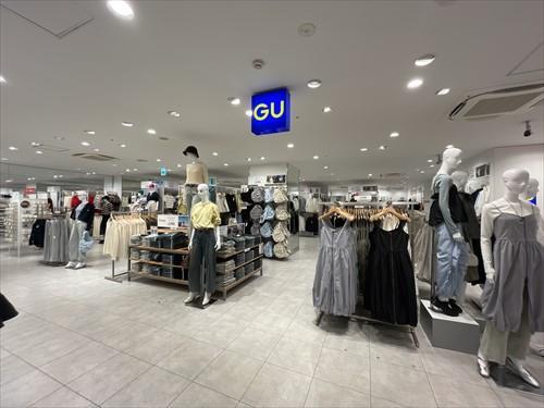 ジーユー港南台バーズ店まで890m