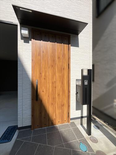 玄関前（2025年10月撮影）