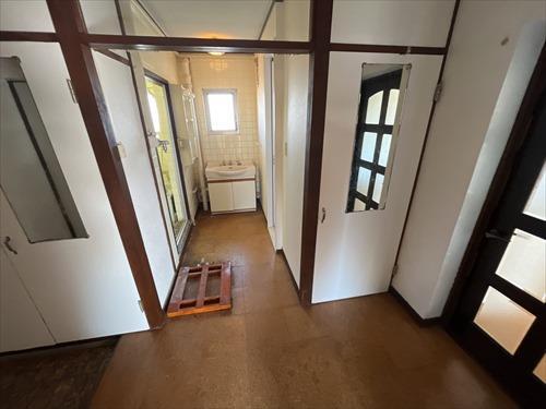 廊下から洗面所