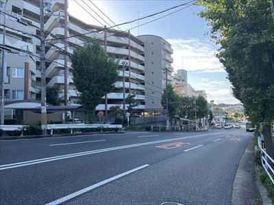 前面道路含む外観写真（2023年10月撮