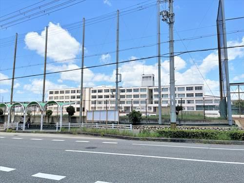 神戸市立西神中学校 870m
