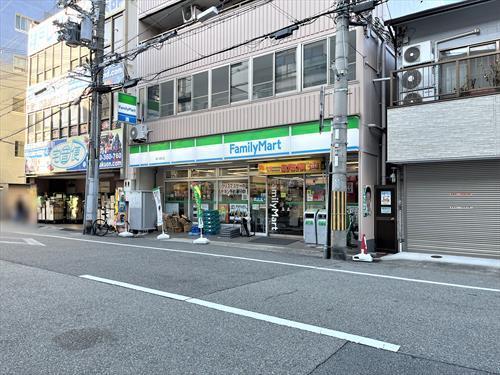 ファミリーマート東川崎町店 260m