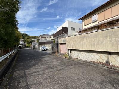 南東側前面道路（2025年11月撮影）