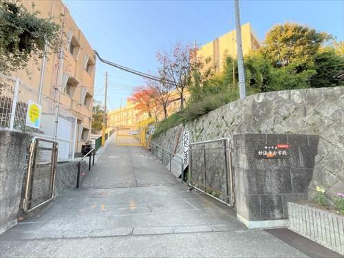 妙法寺小学校まで910m