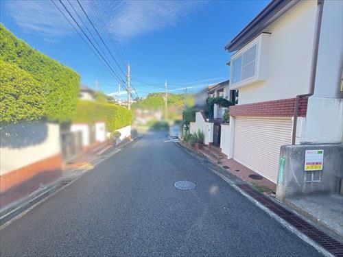 前面道路（西から東に向けて）
