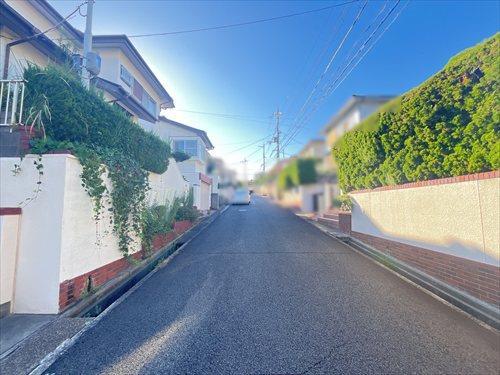 前面道路（東から西にかけて）