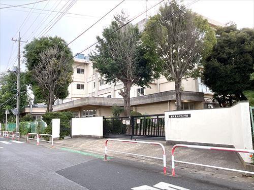 松戸市立六実小学校 580m