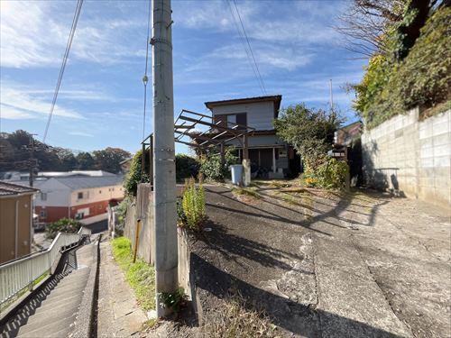 南東側道路（2025年11月撮影）