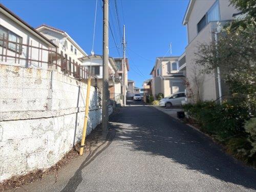 南東側前面道路（2025年11月撮影）