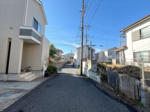 南東側前面道路（2025年11月撮影）