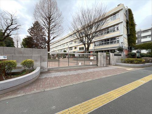 世田谷区立三宿中学校340m