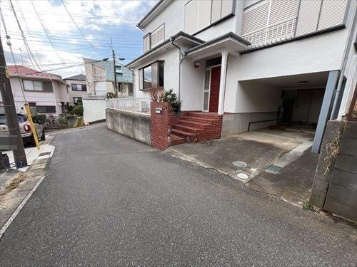 南東側前面道路