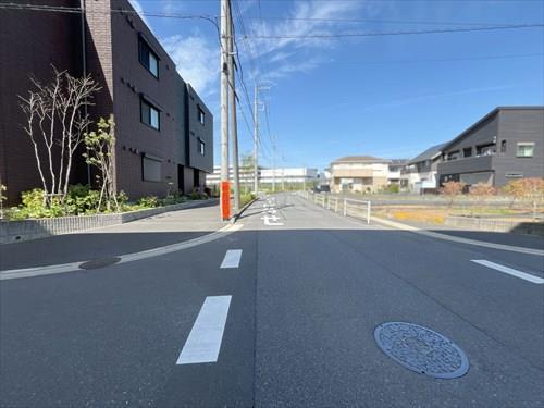 前面道路 (北東側)