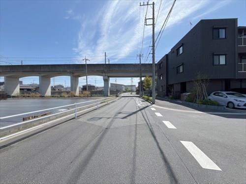 前面道路 (北東側)