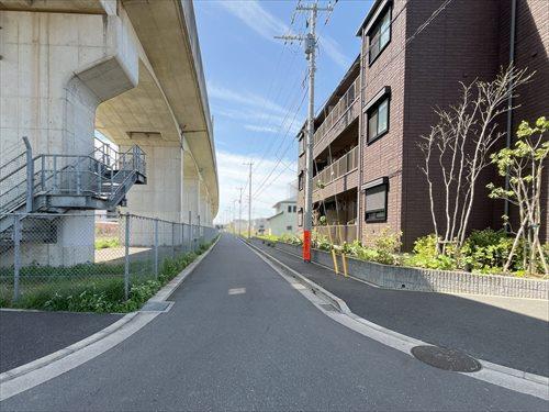 側面道路 (南東側)